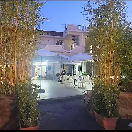 Max E Restaurant *
